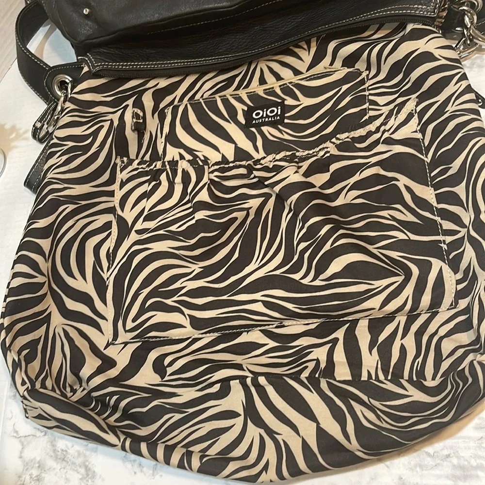 OiOI Australia Pompeian Leather Diaper Bag black with stroller straps